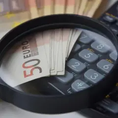 Jak obliczyć odsetki za zwłokę: Prosty wzór i przykłady