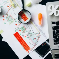 Długoterminowe inwestowanie vs trading – co lepiej pasuje do Twojego stylu?