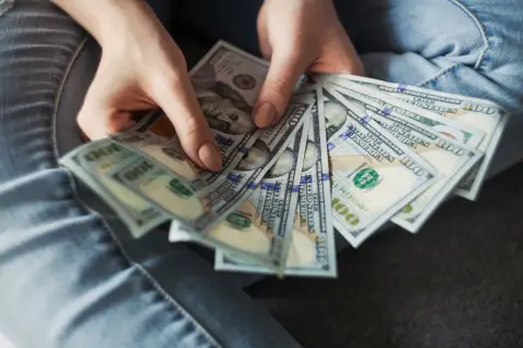 Dlaczego karta kredytowa a debetowa mają tak duże znaczenie dla płynności finansowej przedsiębiorstwa?
