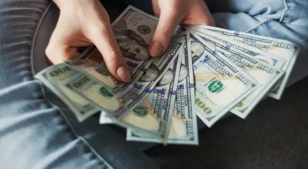 Dlaczego karta kredytowa a debetowa mają tak duże znaczenie dla płynności finansowej przedsiębiorstwa?