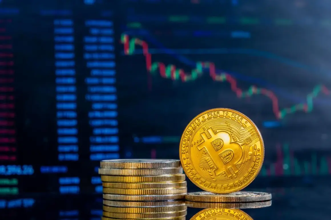 Złoty bitcoin i stos monet na tle wykresu giełdowego. Zastanawiasz się, ile trzeba zainwestować w kryptowaluty?